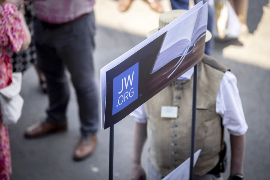 Wer bei den Zeugen Jehovas dabei ist, muss ständig neue Mitglieder anwerben.