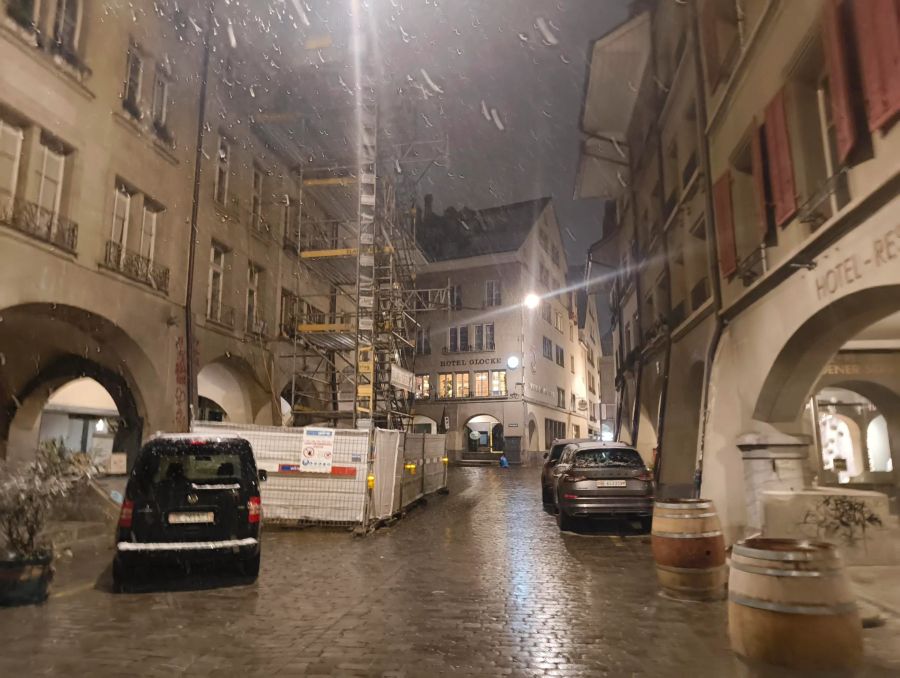 In der Berner Altstadt fallen um kurz nach 6 Uhr ein paar Schneeflocken vom Himmel.