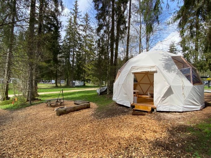 Auf dem Camping in SaigneLégier kann man beispielsweise in einem sogenannten «Dome» übernachten. Camping Saignelegier Dome