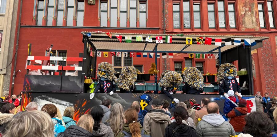 Der Cortège zieht durch die Stadt Basel.