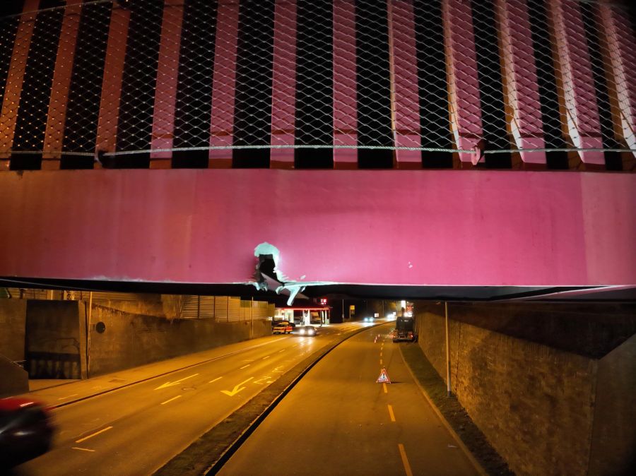 Der Hakenarm des Lastwagens blieb in der Brücke hängen.