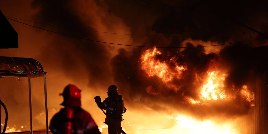 Bei den Toten und Verletzten handelt es sich um Feuerwehrleute und Regierungsbeamte.