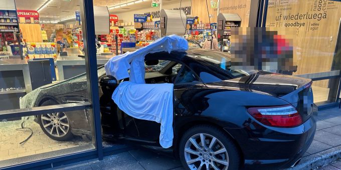 Ein Automobilist prallt in Biberist SO in eine Lidl-Filiale. Biberist SO
