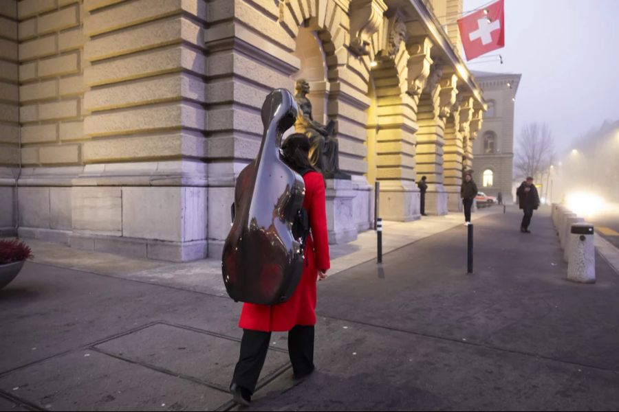 Bereits um 4.30 Uhr darf sie ins Bundeshaus, um Cello zu üben.