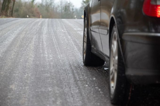 Am Samstag bringt das Wetter dem Mittelland vereisenden Regen. (Symbolbild) Eisregen Wetter Wochenende