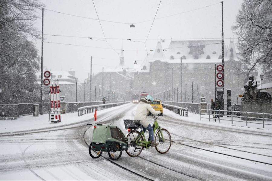 Am Nachmittag dürfte es bis in die Niederungen noch zu Schnee kommen. Gegen Abend steigt die Schneefallgrenze jedoch.