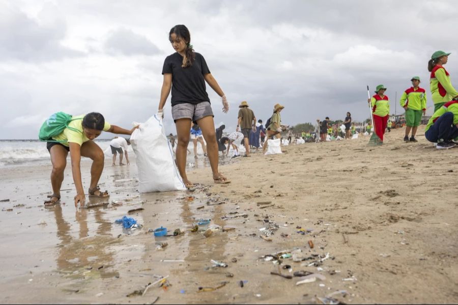 Die Plastikabfälle werden von Indonesien während dem Monsun in die Flüsse und schliesslich ins Meer geschwemmt.