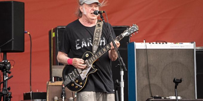 Neil Young will nun doch beim Festival Glastonbury spielen. (Archivbild) Neil Young will nun doch beim Festival Glastonbury spielen. (Archivfoto)