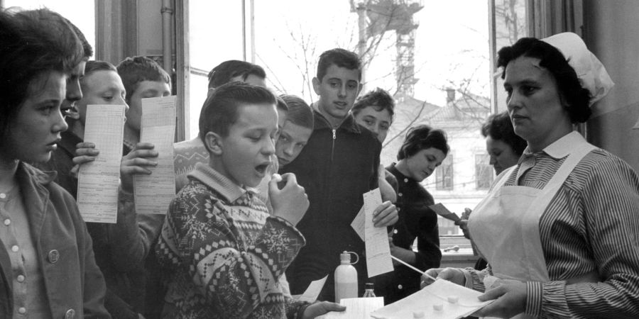 Im Jahr 1962 wurde in Deutschland auch noch eine Schluckimpfung verwendet, hier auf einem Zuckerwürfel. Mittlerweile ist die Impfung Teil einer Sechsfach-Impfung per Spritze.