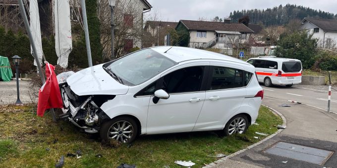 Wiezikon b. Sirnach - Fahrunfähiger Lenker verursacht Unfall
