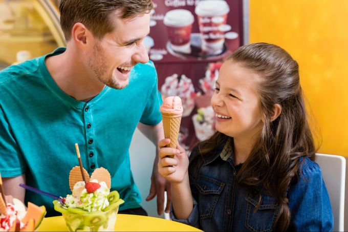 Man sollte nie hungrig mit den Kindern einkaufen gehen, also lieber vorher ein Eis essen. Shopping