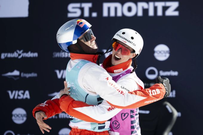 Pirmin Werner (r) und Noé Roth (l) feiern ihre Medaillen an der Freestyle-WM im Engadin. Freestyle-WM im Engadin