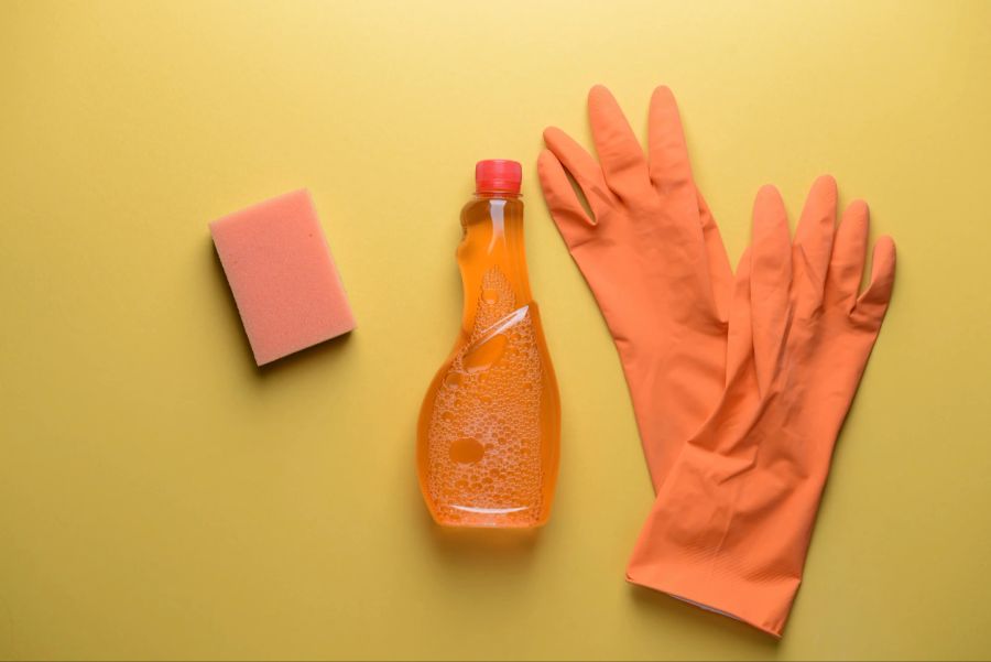Reinigungsmittel, Handschuhe, Schwamm