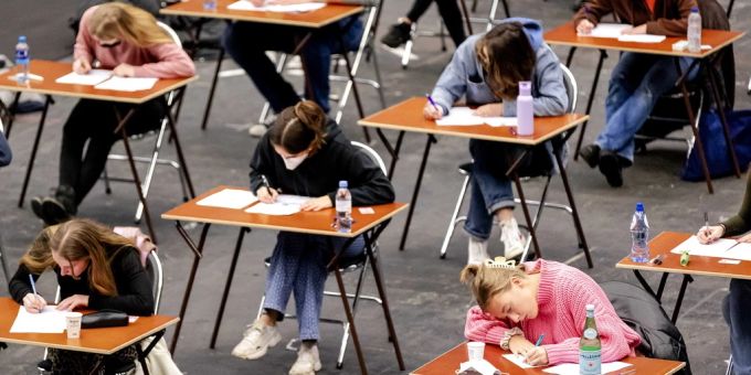 Prüfungen von Hand auf Papier lösen bei manchen Studierenden Schmerzen aus. (Symbolbild) Prüfung