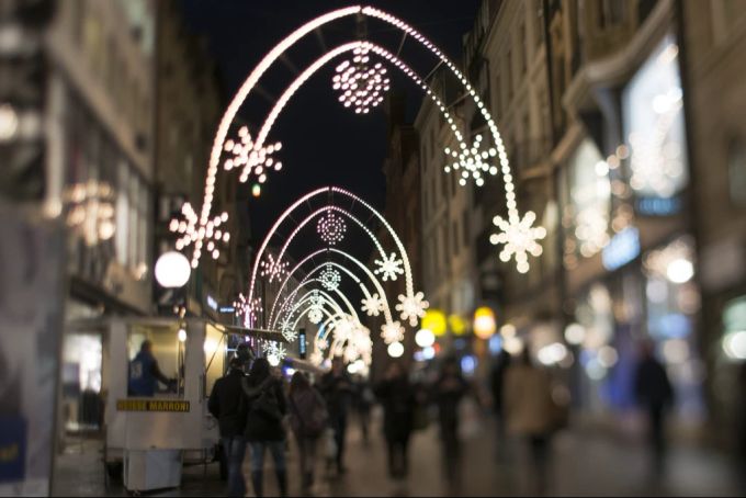 In der Innenstadt von Basel ist die Weihnachtsbeleuchtung nur am Abend aktiv. (Archivbild) basel weihnachten