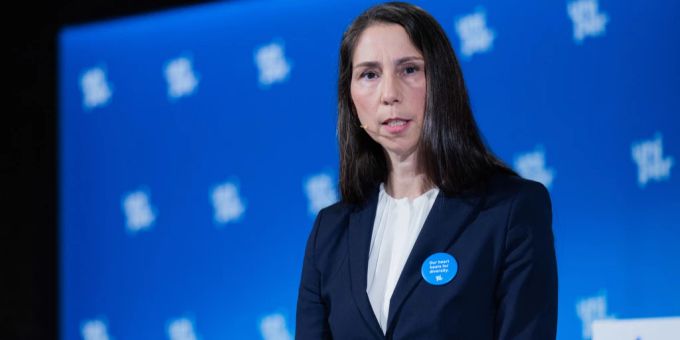 Jutta Dönges, Vertreterin des Bundes im Aufsichtsrat der Commerzbank, wird ihr Amt im Mai 2025 niederlegen. Commerzbank