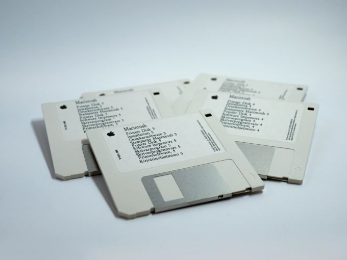 Disketten mussten vor über 20 Jahren CDs und USB-Sticks weichen. Disketten liegen auf Tisch