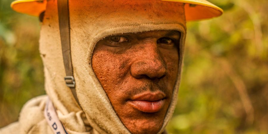 Ein Feuerwehrmann im Einsatz gegen die Flammen im Pantanal.