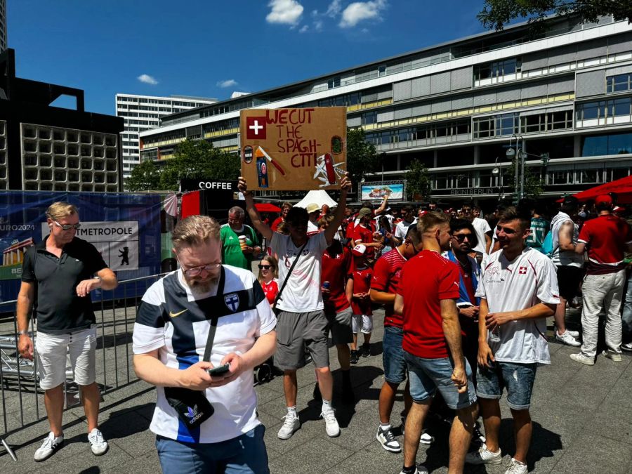 Lustige Schilder und Trikots anderer Länder scheinen auch willkommen.