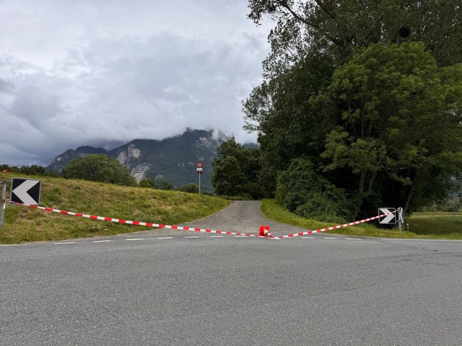 In Aigle VD sind sämtliche Zugänge zur Rhone gesperrt.