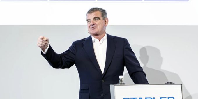 Stadler-Rail-Unternehmer Peter Spuhler befürchtet wegen der Juso-Erbschaftssteuerinitiative grosse Schäden für die Schweizer Wirtschaft. Er warnte im vergangenen Sommer etwa damit, dass er zu einem Wegzug nach Österreich gezwungen wäre. Peter Spuhler «Arena»
