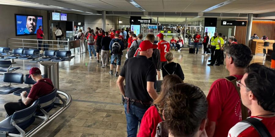 Die Nati-Fans stehen Schlange zum Boarding.