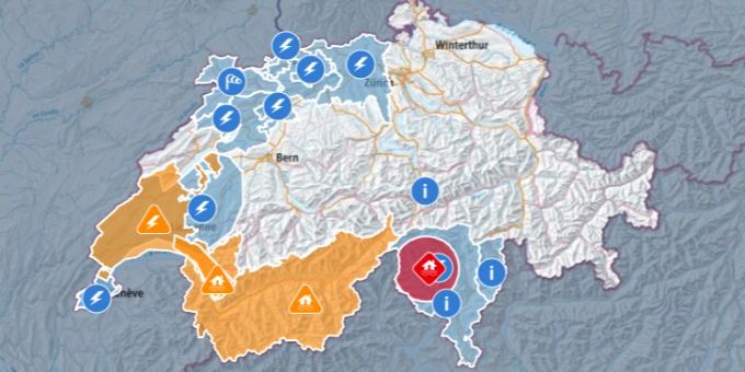 Im Kanton Tessin wurden in der Nacht auf Sonntag Menschen wegen Überschwemmungen zur Evakuierung aufgerufen. Ausserdem wurde in Teilen des Kantons wegen Unwetter die Gefahrenstufe vier ausgerufen. Tessin Zermatt