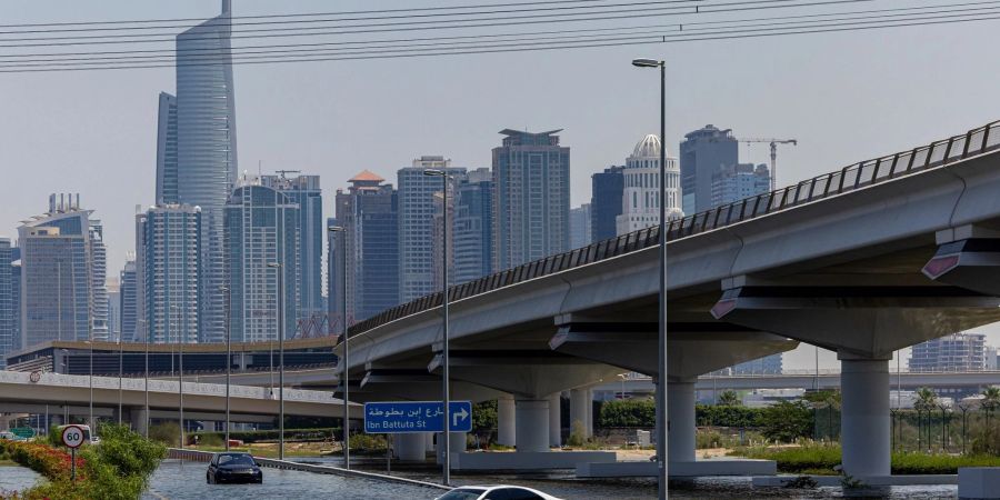 Hochwasser in Dubai. In den Vereinigten Arabischen Emiraten kam es nach schweren Regenfällen zu Überschwemmumngen.