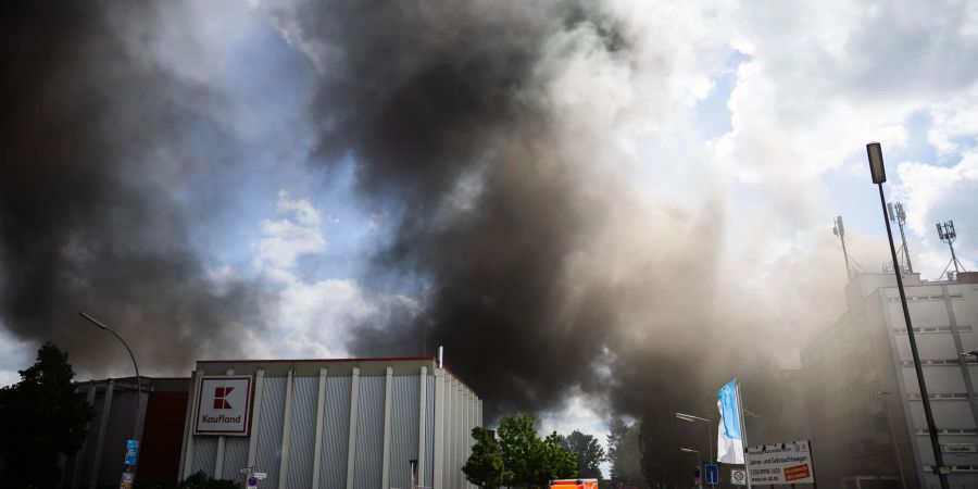 Dunkler Rauch steigt bei einem Brand in Berlin-Lichterfelde auf. Die Feuerwehr warnt vor gefährlichen Rauchgasen.