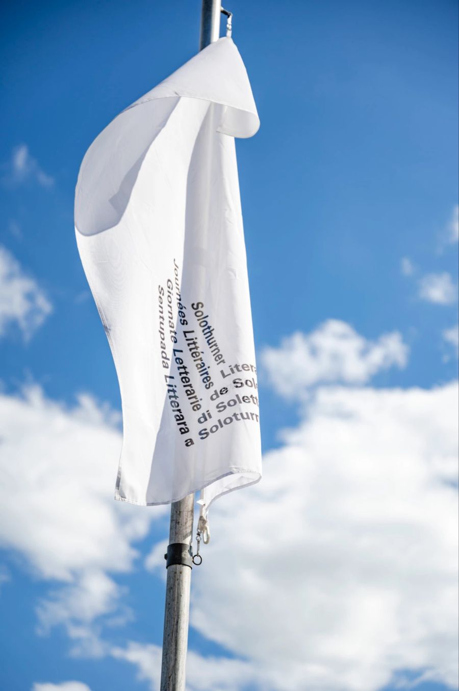 Fahne blauer Himmel weiss
