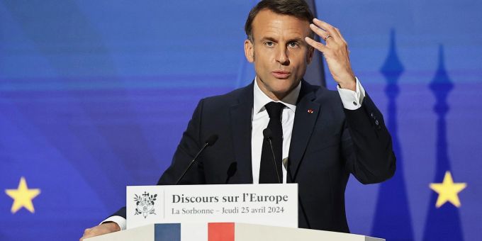Der französische Präsident Emmanuel Macron fordert eine europäische Verteidigungsstrategie. Der französische Präsident Emmanuel Macron fordert eine europäische Verteidigungsstrategie mit einer gemeinsamen Rüstungsindustrie und einer über Fonds der EU finanzierte beschleunigte Aufrüstung.