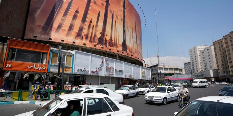 Das Zentrum der iranischen Hauptstadt Teheran mit einem anti-israelischen Transparent.