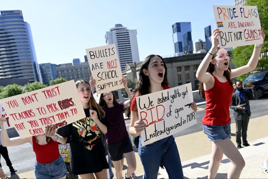 High-School-Schüler schreien, als sie die Stufen des State Capitol hinaufgehen und protestieren.