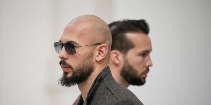 Andrew Tate (links) und sein Bruder Tristan warten im Gebäude des Berufungsgerichts in Bukarest. Den beiden Brüdern wird vorgeworfen, junge Frauen sexuell ausgebeutet zu haben. Andrew Tate Tristan Tate