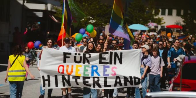 Hunderte Menschen protestierten gegen die Entlassung eines homosexuellen Lehrers in Pfäffikon ZH. schwuler lehrer entlassung demo