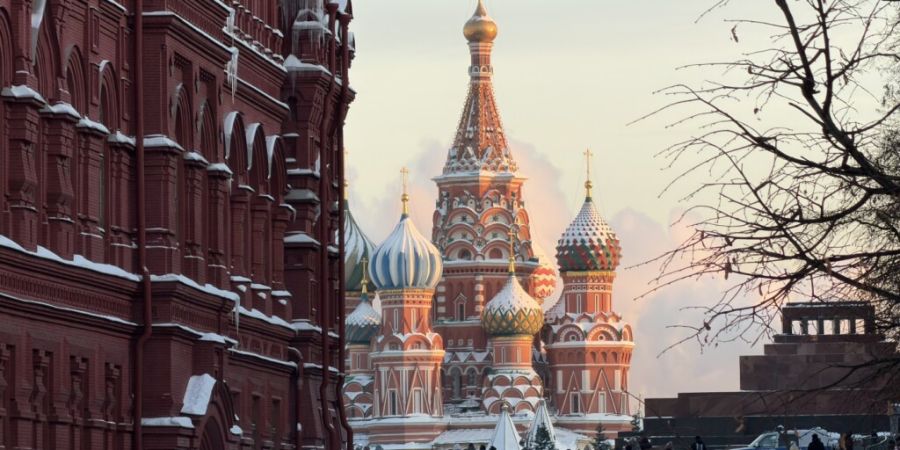 ARCHIV - Die Basilius-Kathedrale auf dem Roten Platz in Moskau. Foto: Ulf Mauder/dpa/Archivbild