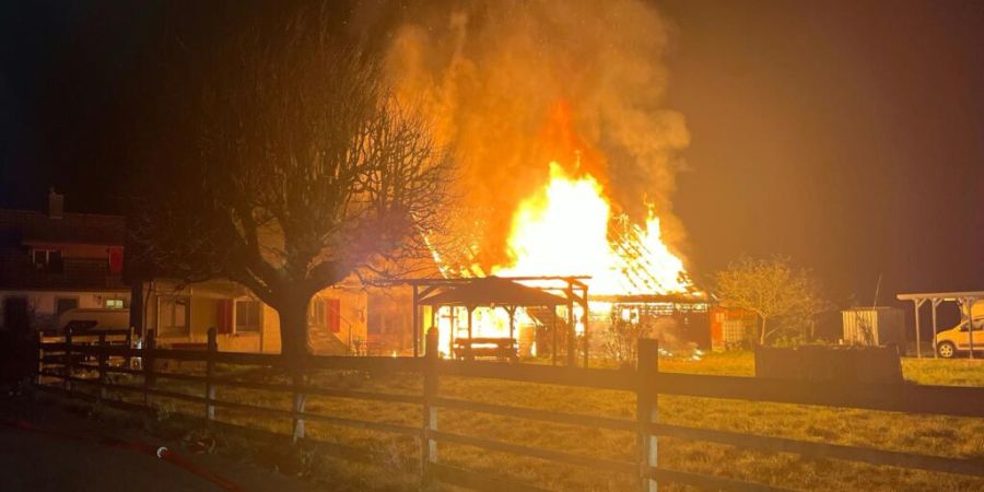 Ein Anbau eines Einfamilienhauses ist am Dienstagmorgen niedergebrannt.