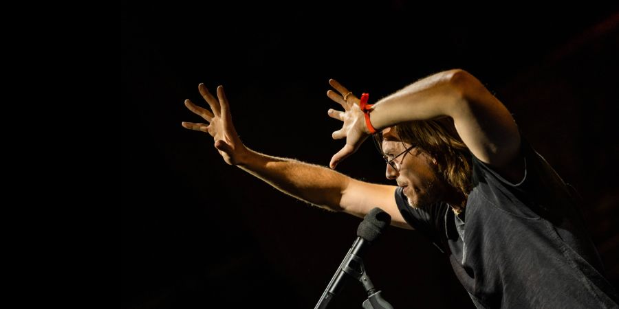 Poetry Slam kommt mit wenig aus. Es braucht lediglich ein Mikrofon, eine Stimme und ein Text.