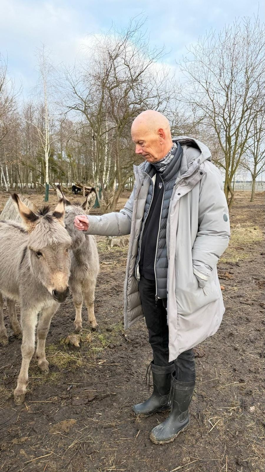 Daniel Koch mit einem Esel.