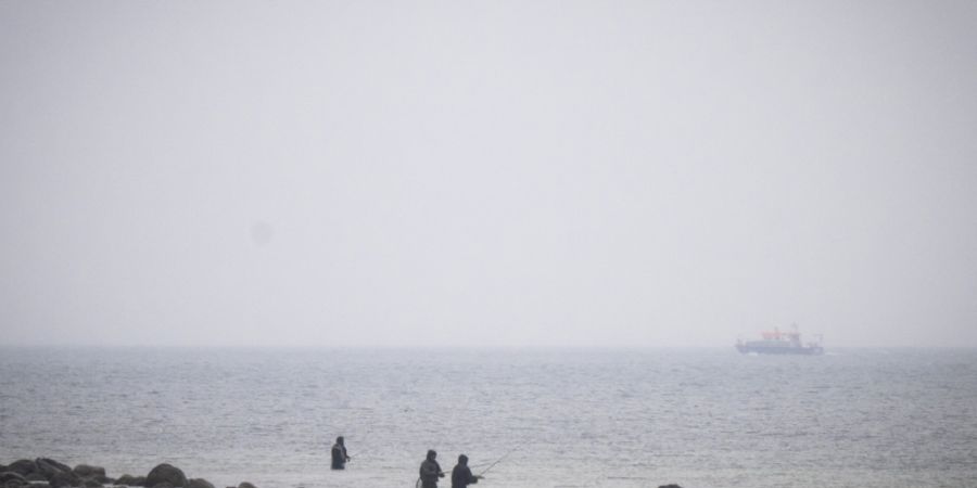 Das Boot «Uecker» (hinten,r) von der Wasserschutzpolizei fährt an der Ostseeküste vor Boltenhagen entlang. Bei der Suche nach dem vor Timmendorfer Strand befreiten Buckelwal fährt ...