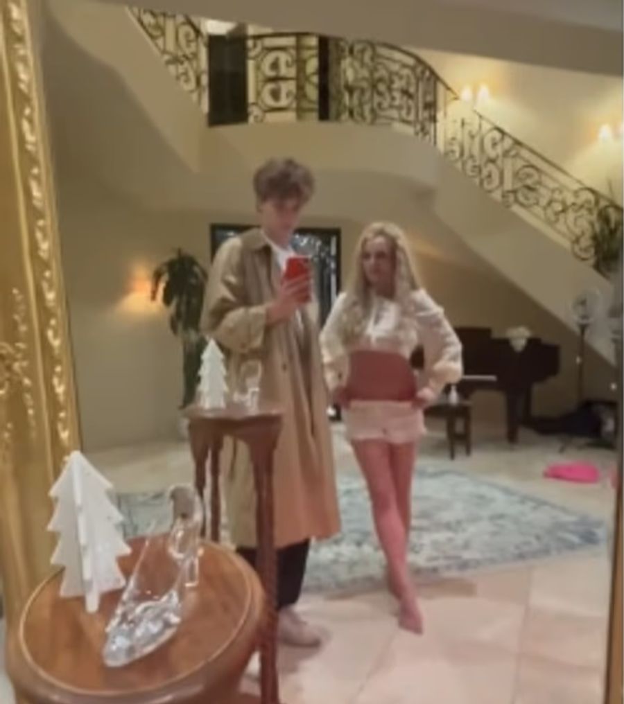 Eng verbunden: Mutter und Sohn lächeln gemeinsam vor dem Spiegel.