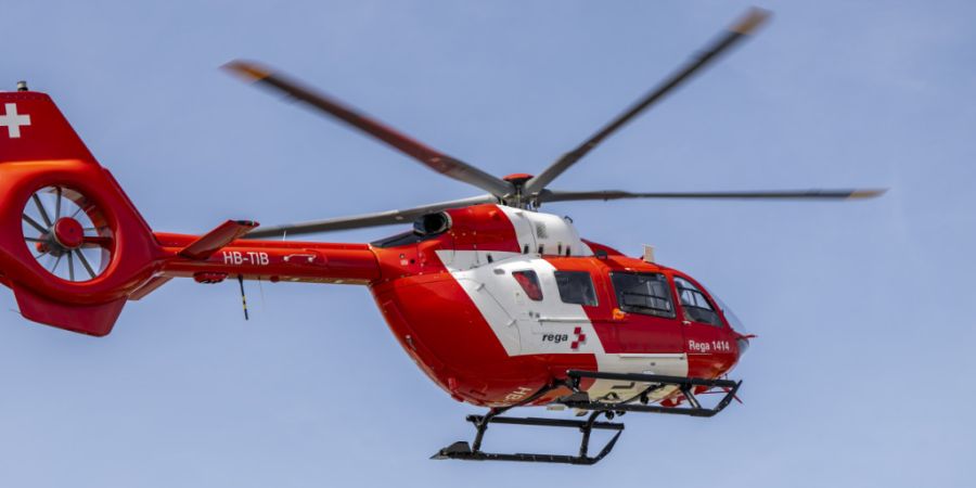 Zwei der drei von einer Lawine erfassten italienischen Alpinisten hat die Rega schwerverletzt in ein Spital geflogen. (Archivbild)