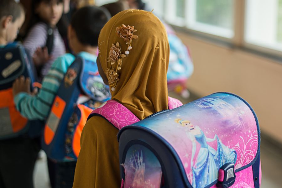 Weiter steht er in direktem Zusammenhang mit einem Gutachten. Dieses empfiehlt eine Kopftuchpflicht für Mädchen ab neun Jahren.