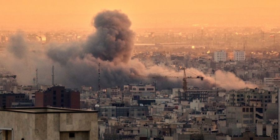 Eine Rauchwolke steigt nach einem amerikanisch-israelischen Militärschlag auf. Foto: Vahid Salemi/AP/dpa