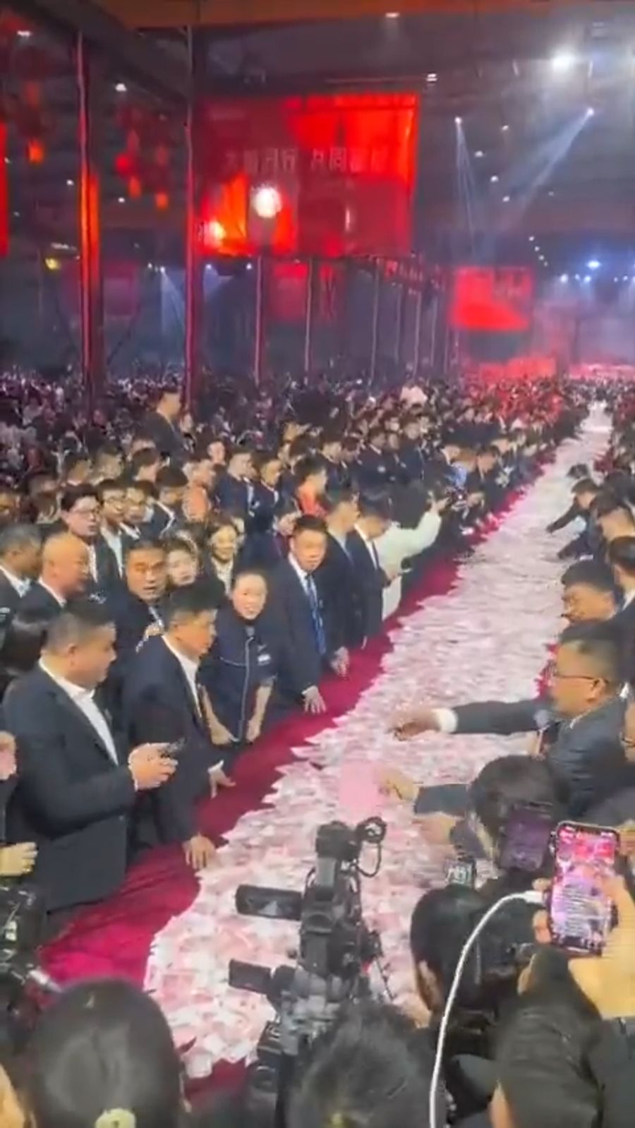 Eine chinesische Firma tischte den Mitarbeitenden bei der Jahresabschlussfeier Geld auf.