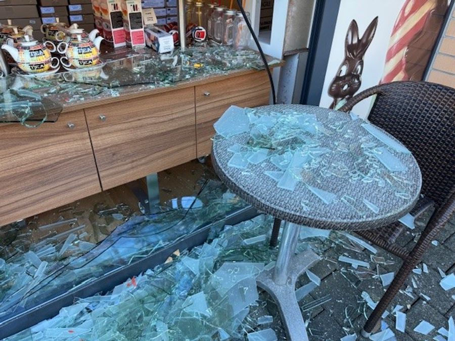 Die Druckwelle hat das grosse Schaufenster des Schoggiland in Illnau ZH zerstört.