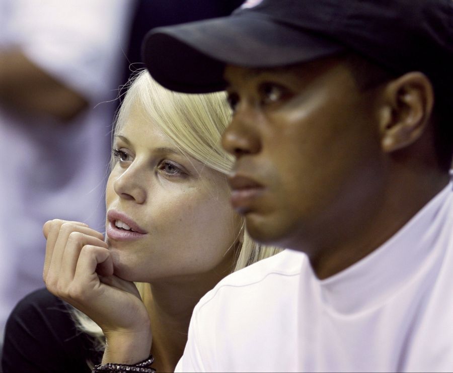 Da waren sie noch jung und verliebt: Ein Bild aus dem Jahre 2009 zeigt Elin Nordgren und ihr damaliger Ehemann Tiger Woods. Die Ehe zerfiel wegen den unzähligen Affären, die der US-Golfstar hatte.