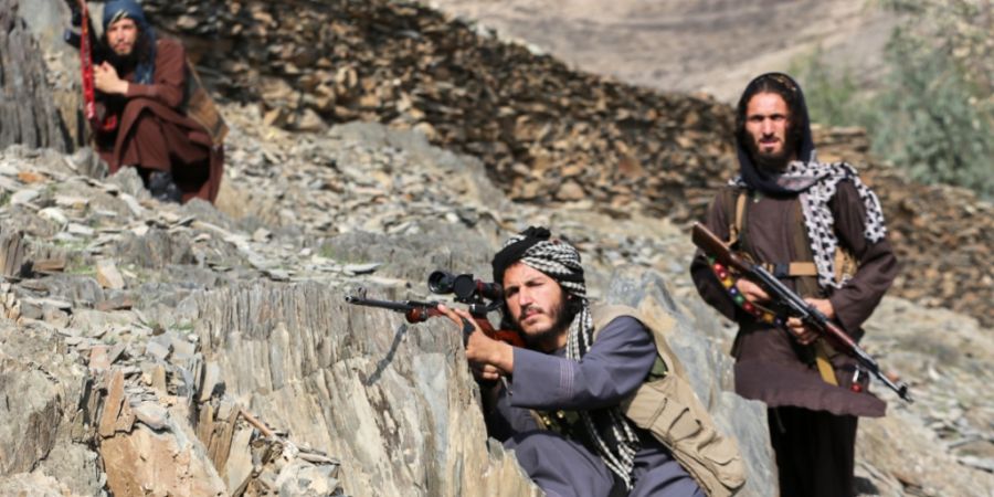 dpatopbilder - Taliban-Soldaten haben auf der afghanischen Seite des Grenzübergangs Pakistan im Visier. Der Konflikt zwischen Afghanistan und Pakistan weitet sich aus. Foto: Wahidullah...