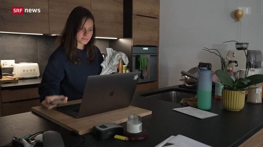 Lehrerin Chloé aus dem Kanton Neuenburg verliert durch Cyberbetrug 15'000 Franken.