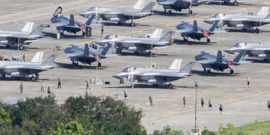 ARCHIV - US-Kampfjets des Typs F-35 stehen auf dem Rollfeld, während Militärangehörige zwischen den Flugzeugen auf dem Flughafen Jose Aponte de la Torre gehen. Foto: Alejandro Granad...